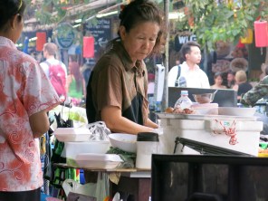 mujer cocinando bangkok